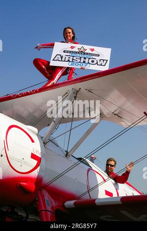 Sarah Tanner, wingwalker avec l'équipe de wingwalking d'Aerosuperbatics sur Guinot a parrainé l'avion Boeing Stearman faisant la promotion de Southend Airshow. Martyn Carrington Banque D'Images