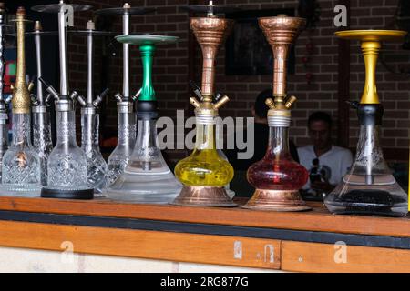 Istanbul, Turquie, Türkiye. Hookahs, Nargilehs, tuyaux d'eau exposés au café local. Banque D'Images