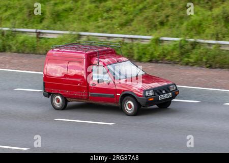 2003 peinture rouge écaillage français Citroën C15 champ 600 D 1,9 Di 60 LCV voiture dérivée Van Diesel 1868 cc ; se déplaçant à grande vitesse sur l'autoroute M6 dans le Grand Manchester, Royaume-Uni Banque D'Images