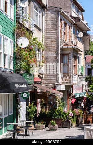 Istanbul, Turquie, Türkiye. Scène de rue Uskudar. Maisons et antennes paraboliques. Banque D'Images