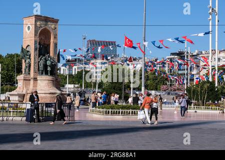 Istanbul, Turquie, Türkiye. Monument de la République sur la place Taksim. Conçu par le sculpteur italien Pietro Canonica, érigé en 1928. Banque D'Images