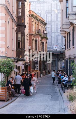 Istanbul, Turquie, Türkiye. Sidewalk Cafe juste à côté de la rue Istiklal, près de la station Tunel funiculaire. Banque D'Images