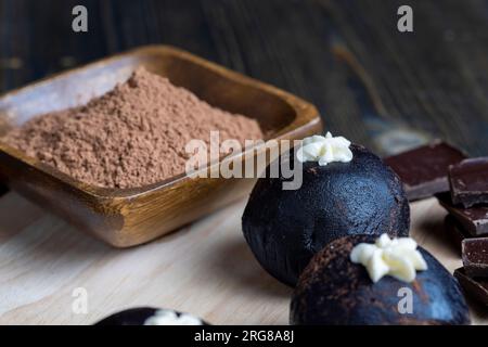 Gâteau de pommes de terre au rhum au chocolat, plat traditionnel d'Europe de l'est avec du cacao et du beurre appelé pomme de terre Banque D'Images