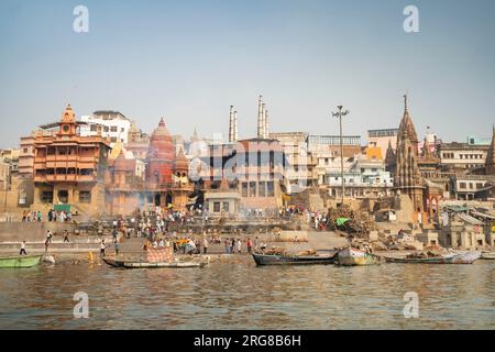 Varanasi, Inde : Mars 12 2023 - Manikarnika Ghat processus de crémation vue pendant une promenade en bateau sur la rivière Ganga Banque D'Images