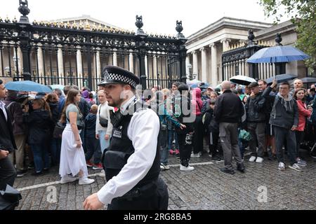 Londres, Royaume-Uni. 08 août 2023. Les membres de trois membres publics du British Museum. La scène près du British Museum dans le centre de Londres après qu'un homme ait été poignardé ce matin. La police a arrêté un homme soupçonné de GBH suite à un incident à la jonction de Russell Street et Museum Street vers 10h du matin le mardi 8 août. Un homme a été soigné pour une blessure au bras sur les lieux et emmené à l'hôpital. Il n'est pas traité comme lié à la terreur. Crédit photo : Ben Cawthra/Sipa USA crédit : SIPA USA/Alamy Live News Banque D'Images