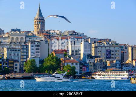 Istanbul, Turquie, Tour Türkiye Galata, Ferries et quartier de Karakoy vus de l'autre côté de la Corne d'Or d'Eminonu. Banque D'Images