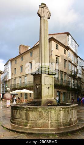 Fontaine et colonne de pierre surmontée d'un buste de Cervantes sur un jour humide de juin Praza de Cervantes Santiago de Compostela Galice Espagne Banque D'Images