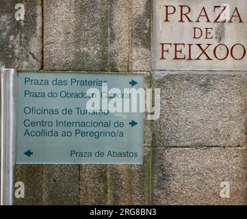 Panneau de direction touristique et panneau de mur de rue pour la Praza de Feixóo Santiago de Compostela Galice Espagne Banque D'Images