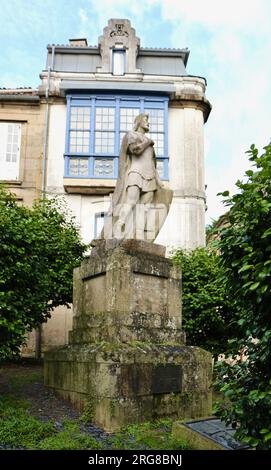 Statue en pierre d'Alphonse II de Asturias roi des Asturies surnommé le Chaste a découvert le tombeau de Saint Jacques de Compostelle Galice Espagne Banque D'Images