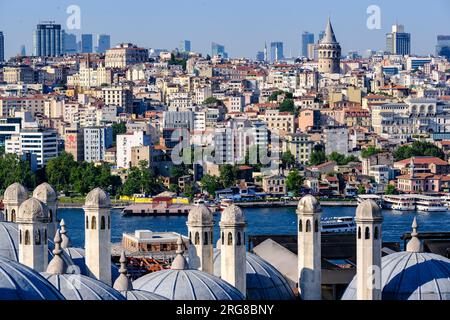 Istanbul, Turquie, Turkiye. Vue sur Karakoy et la Tour Galata depuis la Mosquée de Suleyman la magnifique Mosquée de Suleymaniye. Banque D'Images