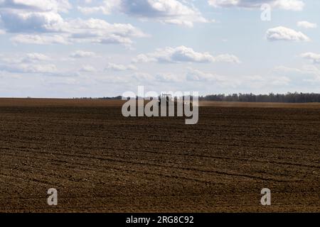 sol labouré dans un champ agricole pendant le labour, agriculture et sol dans un champ avec des traces de machines agricoles Banque D'Images