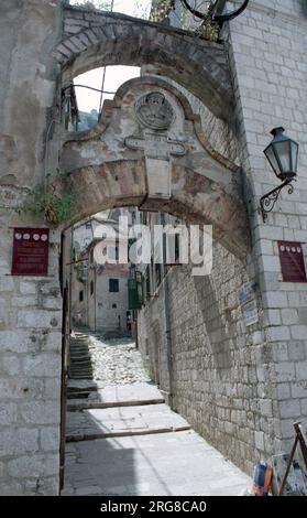 Kotor, superbe petite ville sur la baie de Kotor, le fjord le plus méridional d'Europe situé au Monténégro. Banque D'Images