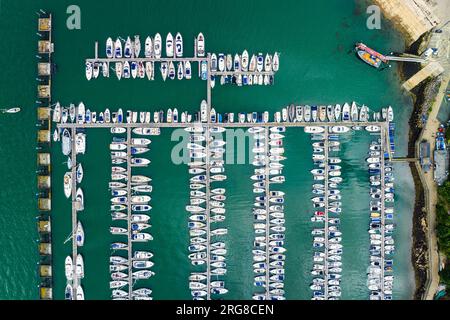 Vue de dessus sur les bateaux et yachts à Brixham Marina depuis un drone, Brixham, Torbay, Devon, Angleterre, Europe Banque D'Images