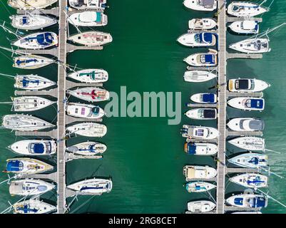 Vue de dessus sur les bateaux et yachts à Brixham Marina depuis un drone, Brixham, Torbay, Devon, Angleterre, Europe Banque D'Images