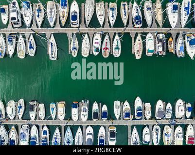 Vue de dessus sur les bateaux et yachts à Brixham Marina depuis un drone, Brixham, Torbay, Devon, Angleterre, Europe Banque D'Images