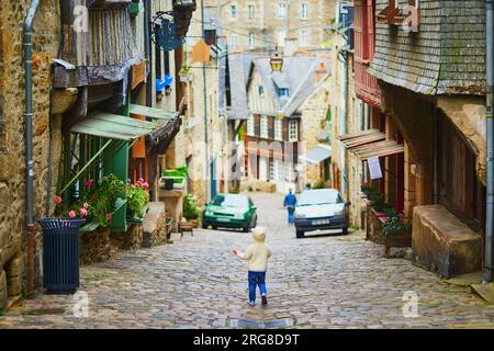 Adorable petite fille sur la rue de Jerzual, l'une des plus belles rues de la ville médiévale de Dinan, Bretagne, France. Voyager avec des enfants Banque D'Images