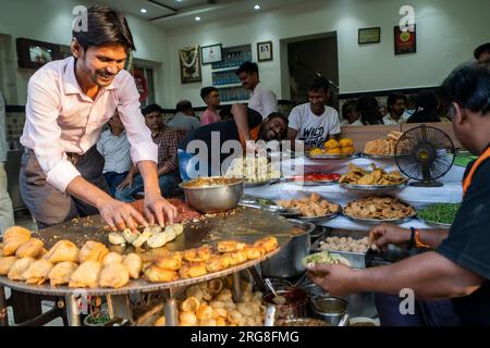 Varanasi Inde - Mars 13 2023 coin alimentaire vendre et préparer du chaat à Varanasi, Inde Banque D'Images