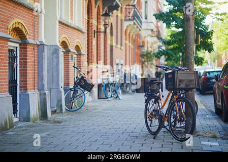 AMSTERDAM, PAYS-BAS - 18 AOÛT 2022 : vue panoramique de beaux bâtiments à Amsterdam, pays-Bas Banque D'Images