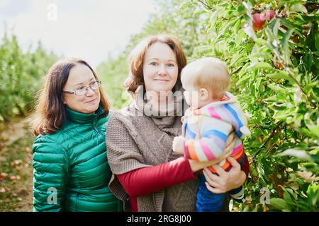 Famille de trois générations - grand-mère, mère et petite-fille passant du temps ensemble à l'extérieur un jour d'automne Banque D'Images