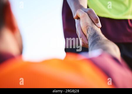 Rugby, aide et travail d'équipe, collaboration et soutien, coopération et confiance. Poignée de main, partenariat sportif et athlètes en accord Banque D'Images