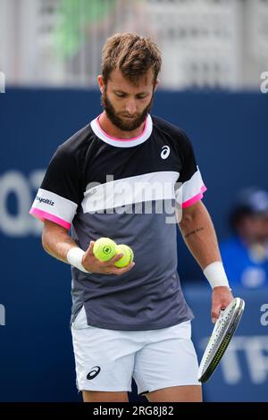 Toronto, Canada, le 05 août 2023 : Corentin Moutet, de France, se prépare à servir lors de la 1e journée de la ronde de qualification contre Justin Boulais, du Canada, au Sobeys Stadium de Toronto, Canada. Moutet a remporté le match, 6-0, 6-3. Banque D'Images