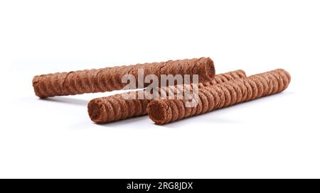 Rouleaux de cachets au chocolat avec garniture au beurre et au cacao sur fond blanc Banque D'Images