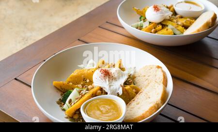 Salade thaïlandaise à la citrouille avec noix et graines. Des aliments sains délicieux et lumineux dans un beau design. Banque D'Images