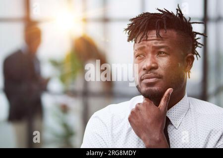 Portrait afro-américain simple Bachelor masculin. Concept de bien-être millénaire réussi Banque D'Images