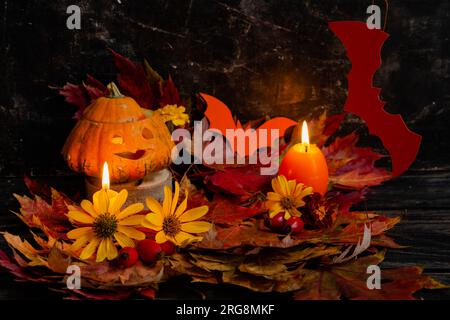 Halloween, composition de citrouilles, bougies, feuilles et fleurs, lanterne de Jack Banque D'Images