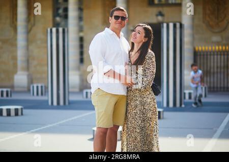 Heureux couple romantique profitant de leur voyage à Paris, France. Homme et femme amoureux au Palais Royale à Paris Banque D'Images