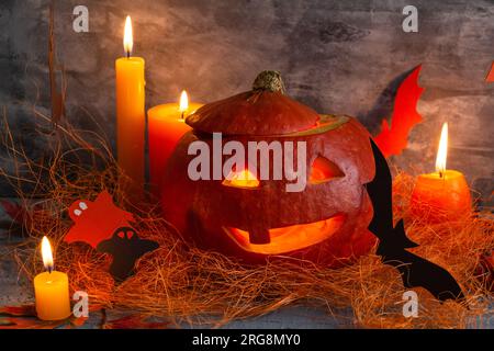 Concept Halloween, composition de citrouilles, bougies, lanterne de Jack de citrouille Banque D'Images