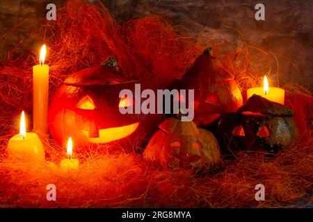 Concept Halloween, composition de citrouilles, bougies, lanterne de Jack de citrouille Banque D'Images