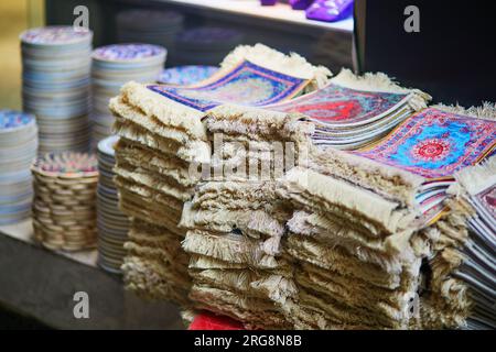 Divers tapis et tissus colorés sur le marché turc traditionnel à Istanbul, Turquie Banque D'Images