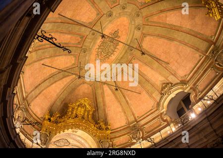 Porto, Portugal, Eglise Clerigos. Vue à angle bas du plafond et de ses décorations ou ornements. Le lieu historique emblématique est illuminé avec wa Banque D'Images