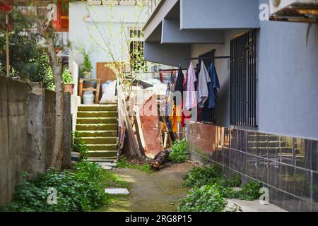 Rue typique dans le quartier résidentiel Uskudar sur le côté asiatique d'Istanbul, Turquie Banque D'Images