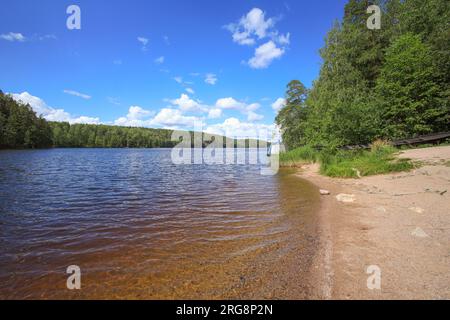 Lac Pitkäjärvi dans le parc national de Nuuksio - Haltia nature Center, Finlande Banque D'Images