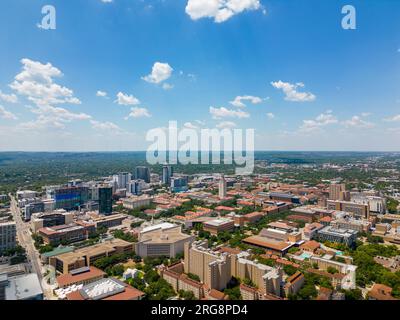 Austin, TX, USA - 24 juillet 2023 : photo de drone aérien Université d'Austin Texas Banque D'Images