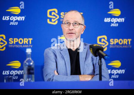 Munich, Allemagne. 08 août 2023. Tennis, table ronde des médias avec des experts et des commentateurs sur la diffusion de l'US Open 2023 à New York par Sportdeutschland.TV : Matthias Stach, journaliste sportif et commentateur, prend la parole lors de la conférence de presse. Crédit : Matthias Balk/dpa/Alamy Live News Banque D'Images