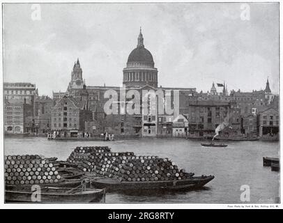 En regardant vers le nord de l'autre côté de la rivière entre Blackfriars et Southwark Bridges, avec St. Cathédrale de Paul au centre. Banque D'Images