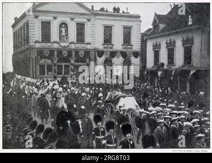 Arrivée à Windsor pour le dernier voyage de la reine Victoria avant d'être inhumé à côté de Prince Albert. Le cercueil a été placé sur le chariot d'armes à feu pour être tiré par les chevaux blancs, mais cependant, les chevaux ont commencé à agir et étaient si indisciplinés qu'ils ont cassé le harnais. Les funérailles étaient inconscientes du problème et ont dû revenir. Rapidement des arrangements alternatifs ont dû être faits, une garde navale d'honneur a trouvé un cordon de communication et transformé en harnais impromptu et les marins Blue Jackets eux-mêmes ont ensuite tiré la calèche funéraire de la reine. Banque D'Images