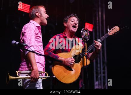 Howard Brown et Garrett Wall du groupe Track Dogs jouent au Wickham Festival 2023. Banque D'Images