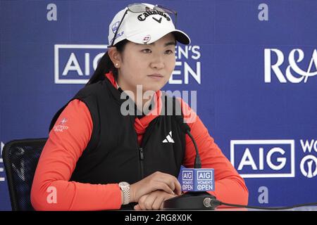 Walton on the Hill, Surrey, Royaume-Uni. 8 août 2023. Walton Heath Golf Club pendant le Pro-Am pour l'AIG WomenÕs Open organisé par le Royal & Ancient Golf Club (R&A) de St. Andrews Picture shows : golfeuse étoile montante américaine de l'Université de Stanford, CA - Rose Zhang s'adresse aux médias avant le départ jeudi. Rose a remporté son premier départ sur le LPGA Tour après être devenue professionnelle en juin. Crédit : Motofoto/Alamy Live News Banque D'Images