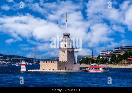 Istanbul, Turquie, Türkiye. Tour de Maiden (Kiz Kulesi) dans le détroit du Bosphore. Banque D'Images