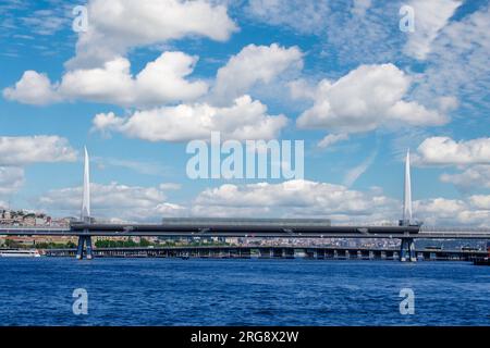 Istanbul, Turquie, Türkiye. Golden Horn Metro Bridge. Pont Ataturk plus bas, dans un arrière-plan plus loin. Banque D'Images