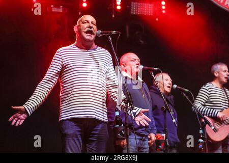 Jon Cleave du groupe Fisherman’s Friends lors de leur performance au Wickham Festival 2023. Banque D'Images