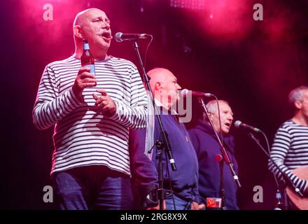 Jon Cleave du groupe Fisherman’s Friends lors de leur performance au Wickham Festival 2023. Banque D'Images