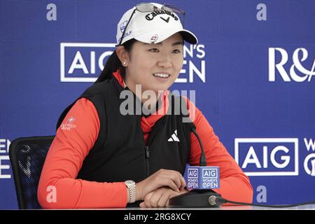 Walton on the Hill, Surrey, Royaume-Uni. 8 août 2023. Walton Heath Golf Club pendant le Pro-Am pour l'AIG WomenÕs Open organisé par le Royal & Ancient Golf Club (R&A) de St. Andrews Picture shows : golfeuse étoile montante américaine de l'Université de Stanford, CA - Rose Zhang s'adresse aux médias avant le départ jeudi. Rose a remporté son premier départ sur le LPGA Tour après être devenue professionnelle en juin. Crédit : Motofoto/Alamy Live News Banque D'Images