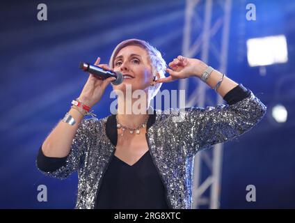 Alison Wheeler du groupe The South lors de leur performance au Wickham Festival 2023. Banque D'Images