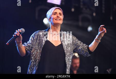 Alison Wheeler du groupe The South lors de leur performance au Wickham Festival 2023. Banque D'Images