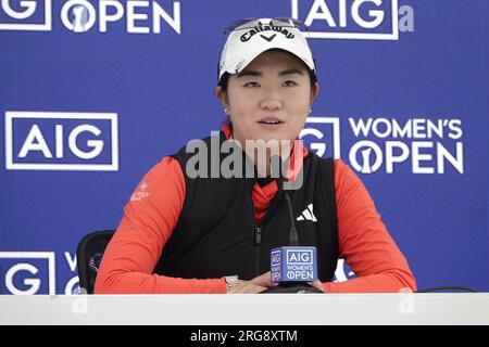 Walton on the Hill, Surrey, Royaume-Uni. 8 août 2023. Walton Heath Golf Club pendant le Pro-Am pour l'AIG WomenÕs Open organisé par le Royal & Ancient Golf Club (R&A) de St. Andrews Picture shows : golfeuse étoile montante américaine de l'Université de Stanford, CA - Rose Zhang s'adresse aux médias avant le départ jeudi. Rose a remporté son premier départ sur le LPGA Tour après être devenue professionnelle en juin. Crédit : Motofoto/Alamy Live News Banque D'Images